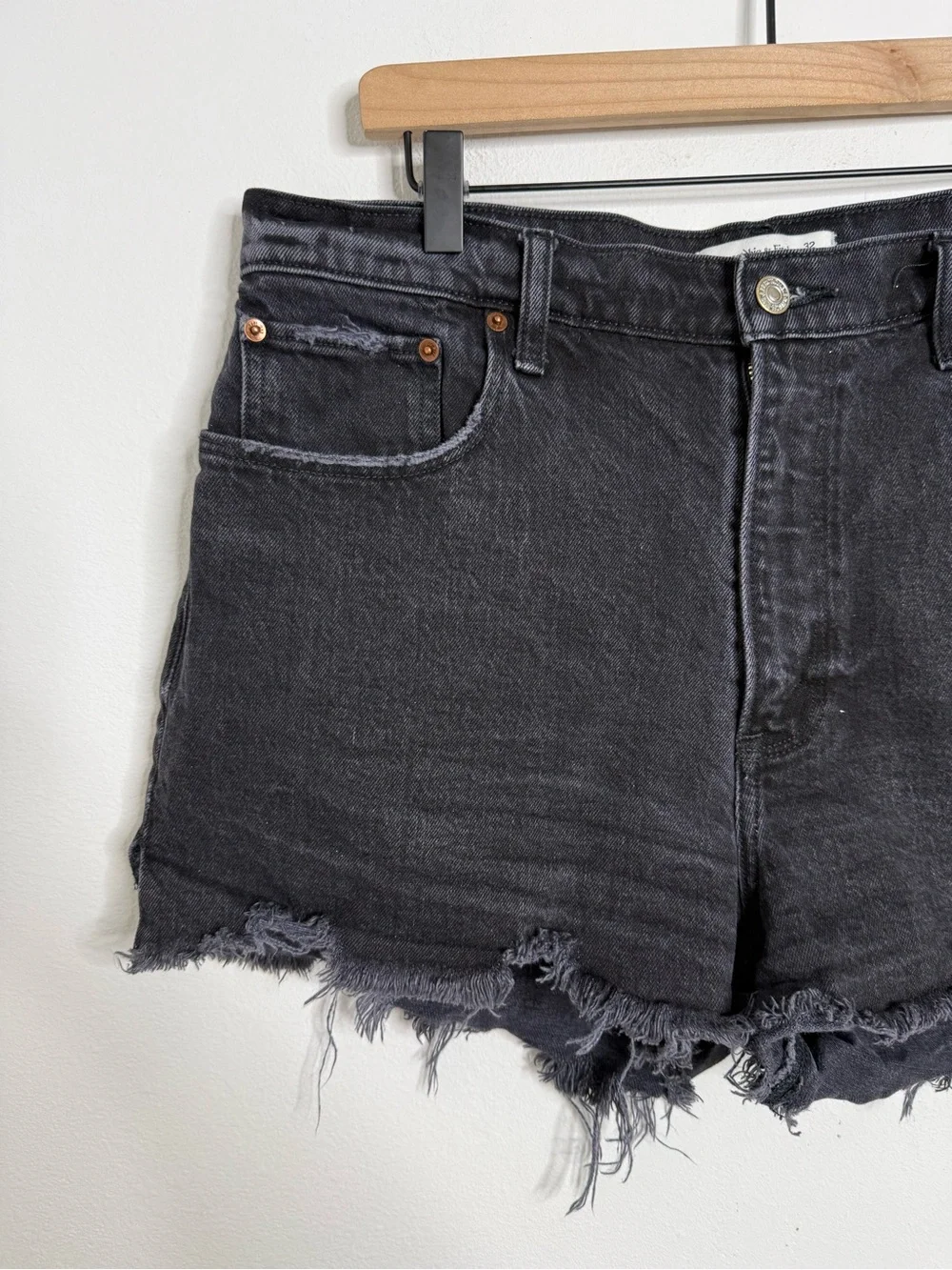 Abercrombie & Fitch CURVE LOVE  The Mom Short High Rise Washed Black 32 Cotton